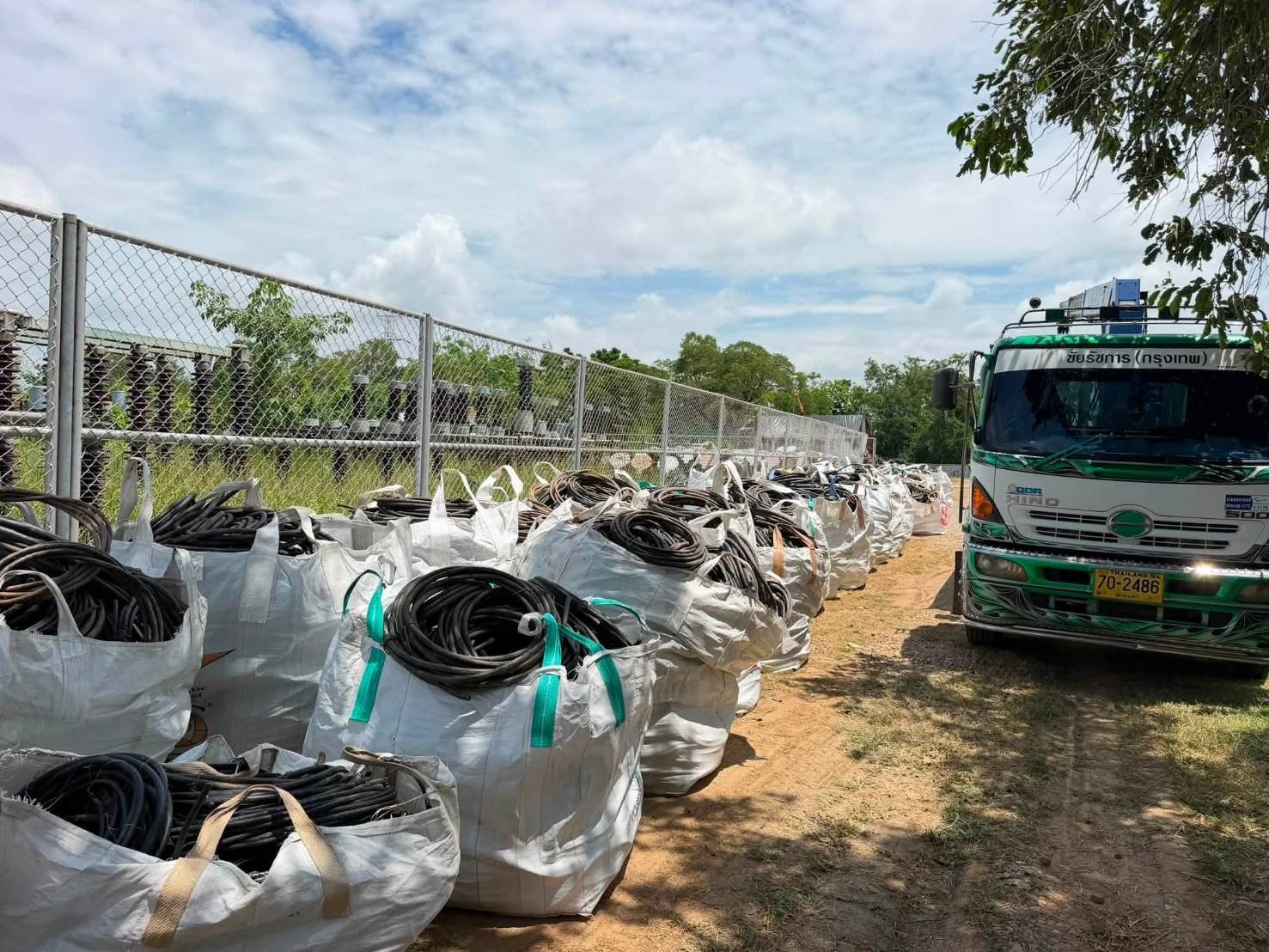 สายไฟเก่าปริมาณมากในถุงขนาดใหญ่
